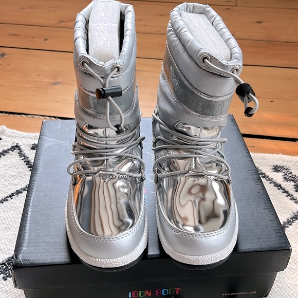 Moon Boot Original Jr. Girls’ Soft WP Metallic Silver Waterproof Snowboots - Picture 5 of 13